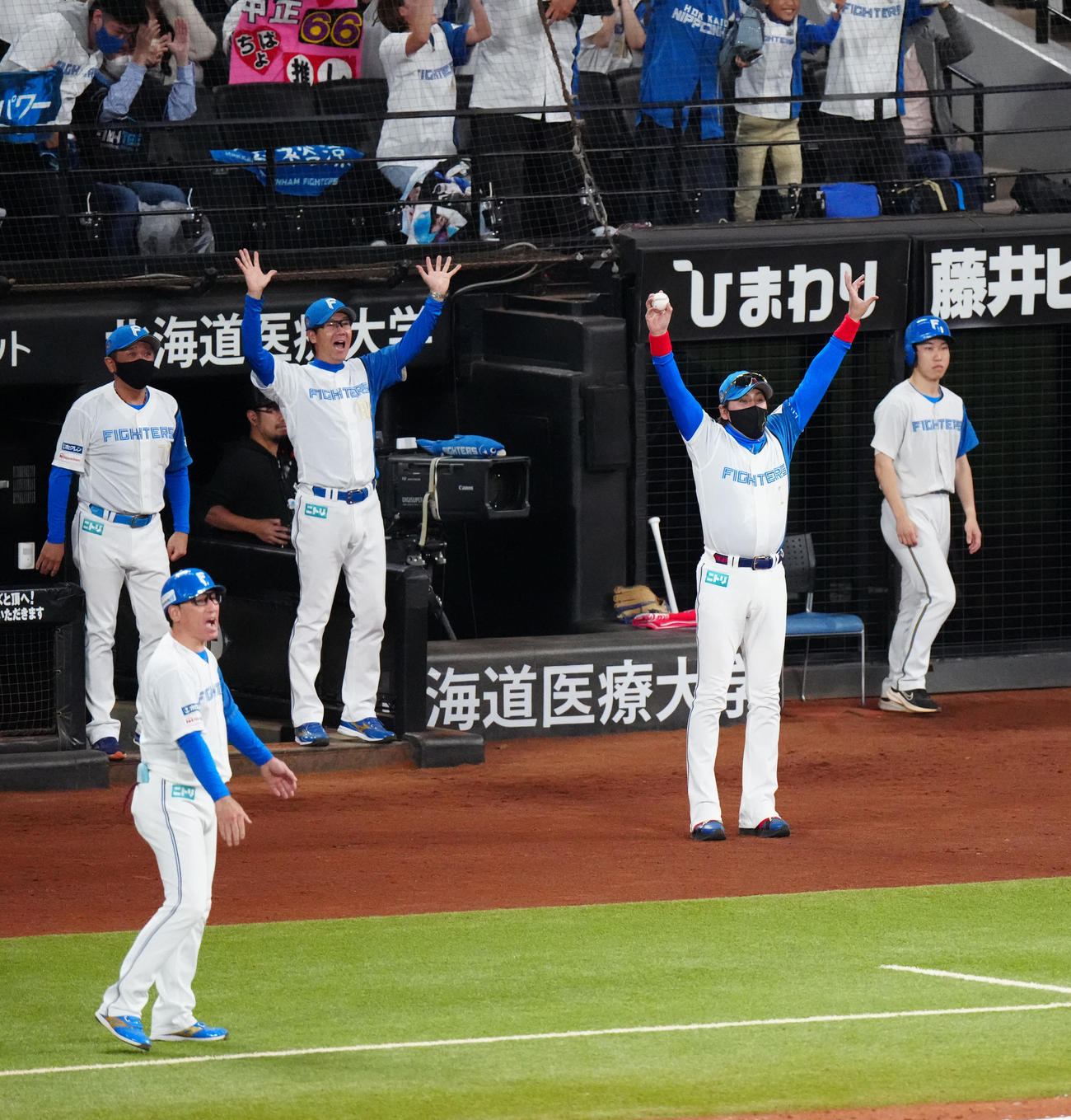 日本ハム対ロッテ　9回裏日本ハム1死、万波がソロ本塁打を放ち、ベンチから出て歓喜する新庄監督（右から2人目）（撮影・江口和貴）