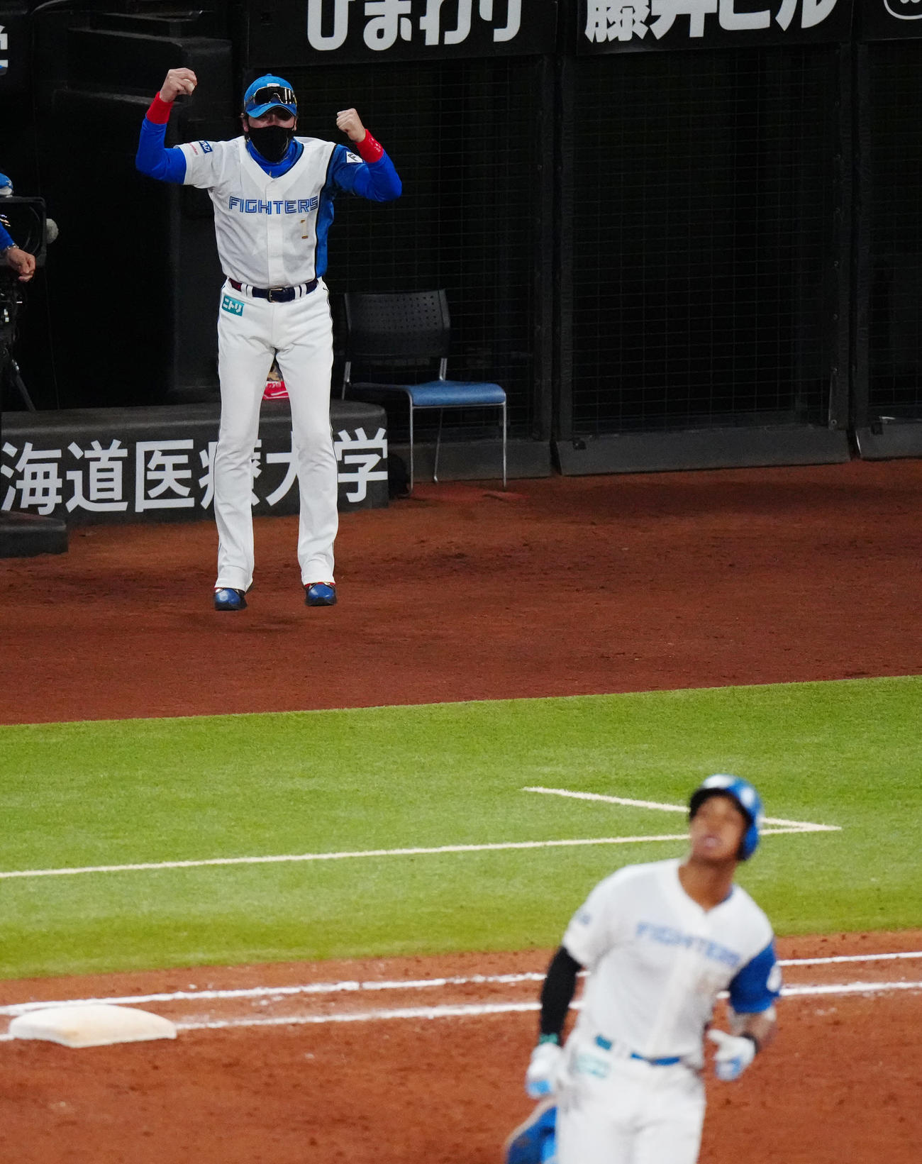 日本ハム対ロッテ　9回裏日本ハム1死、万波（手前）がソロ本塁打を放ち、歓喜する新庄監督（撮影・江口和貴）