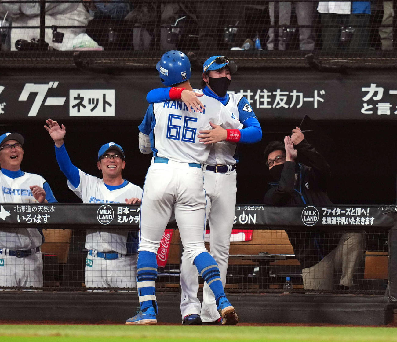 日本ハム対ロッテ　9回裏日本ハム1死、ソロ本塁打を放った万波（中央左）をハグで迎える新庄監督（撮影・狩俣裕三）