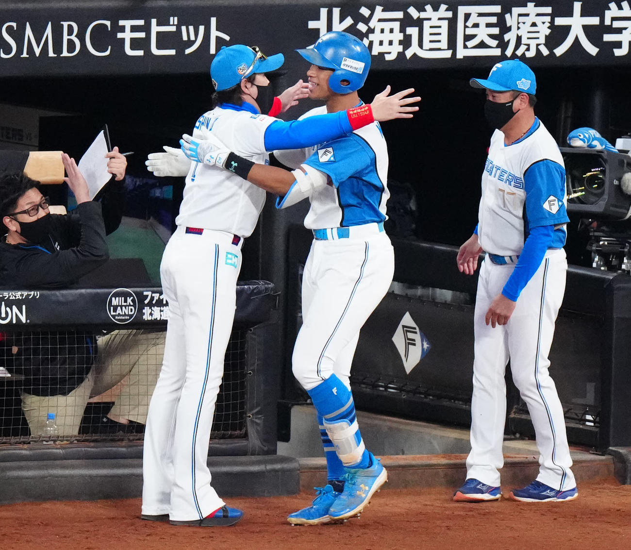 日本ハム対ロッテ　9回裏日本ハム1死、ソロ本塁打を放ち新庄監督（左）と喜ぶ万波（撮影・江口和貴）