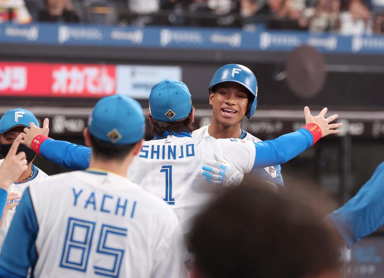 日本ハム対ロッテ　9回裏、本塁打を放った万波は新庄監督に出迎えられる（撮影・黒川智章）