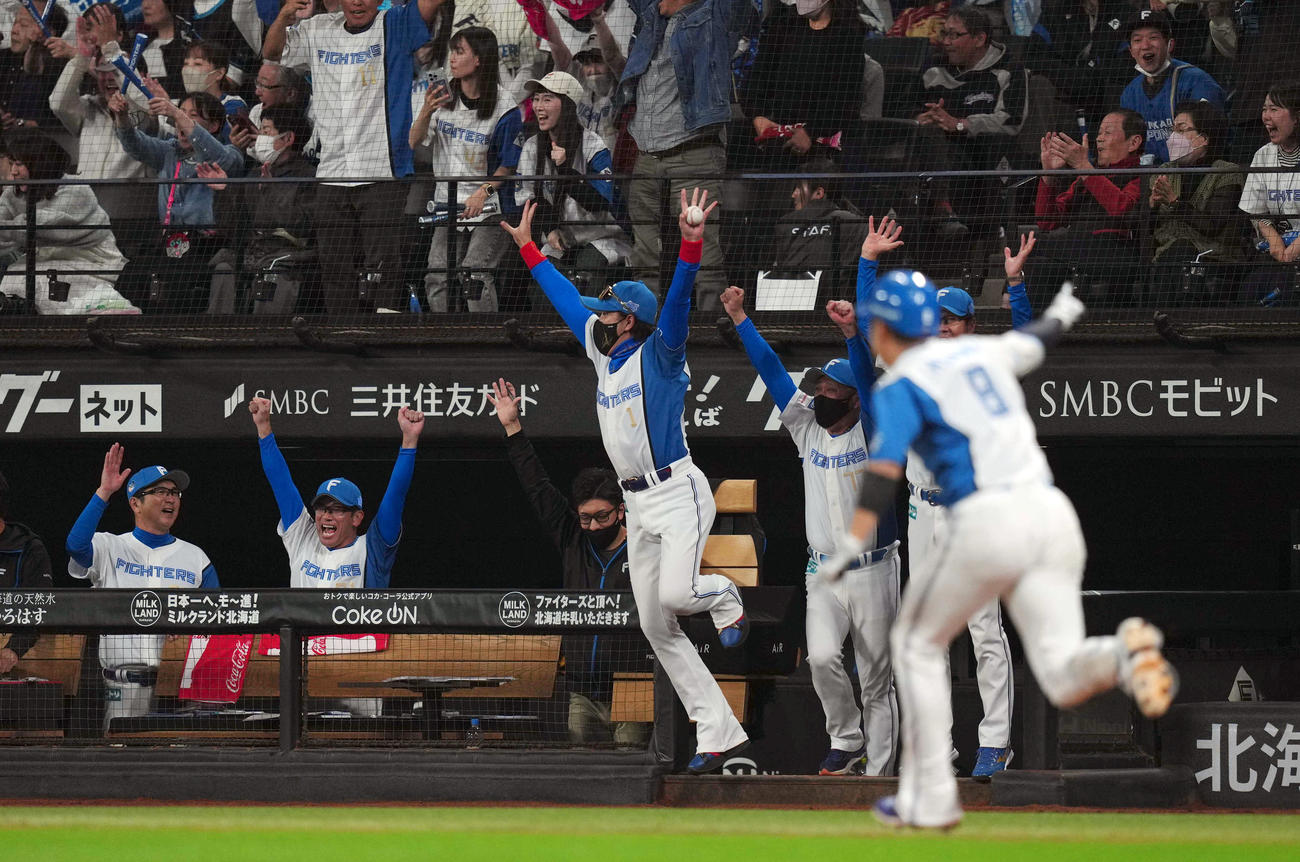 日本ハム対ロッテ　10回裏日本ハム2死一、三塁、浅間（右）がサヨナラ打を放ち、ベンチを飛び出し、バンザイで喜ぶ新庄監督（撮影・狩俣裕三）