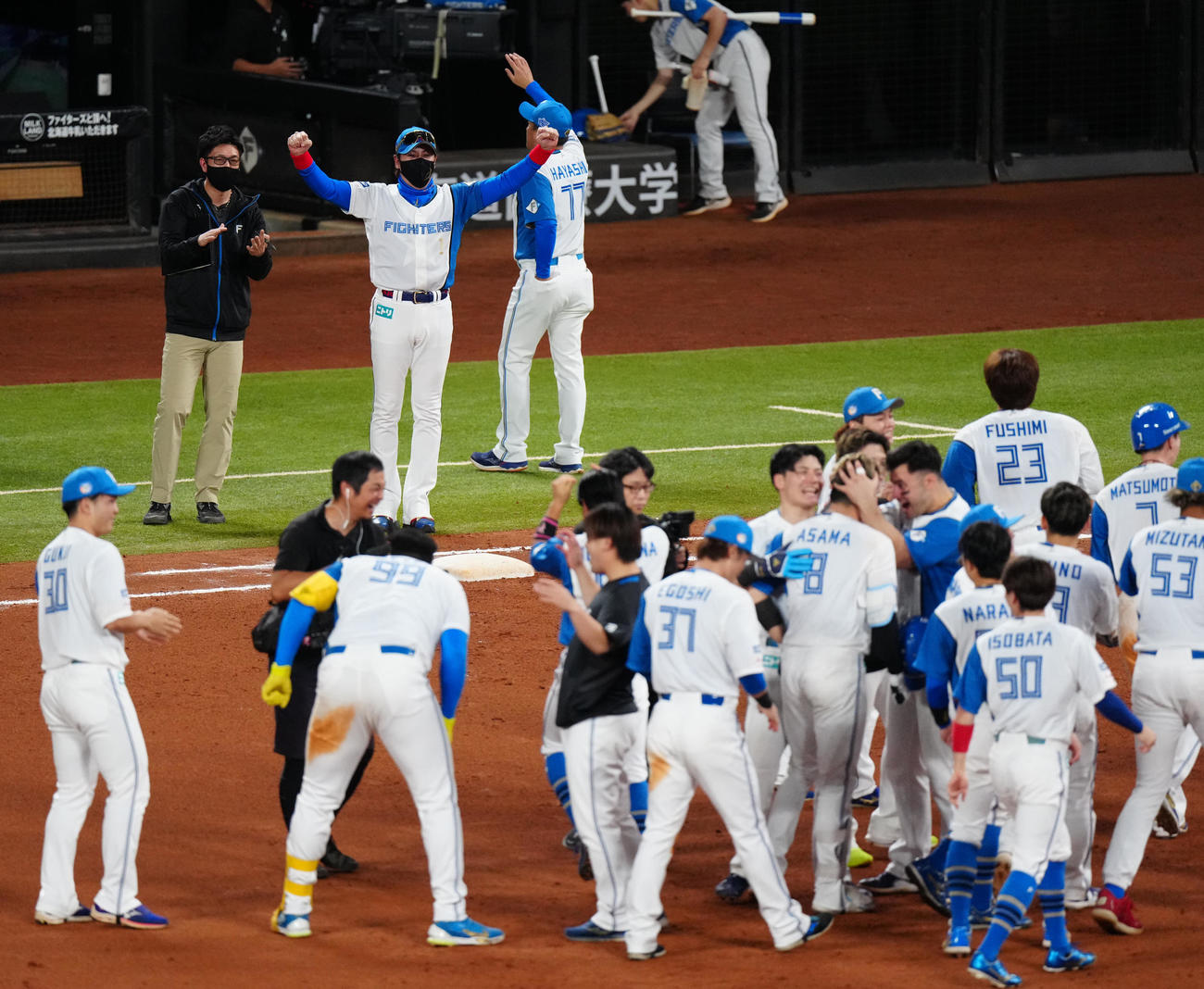 日本ハム対ロッテ　10回裏日本ハム2死一、三塁、浅間がサヨナラ適時打を放ち歓喜する新庄監督（後方中央）（撮影・江口和貴）