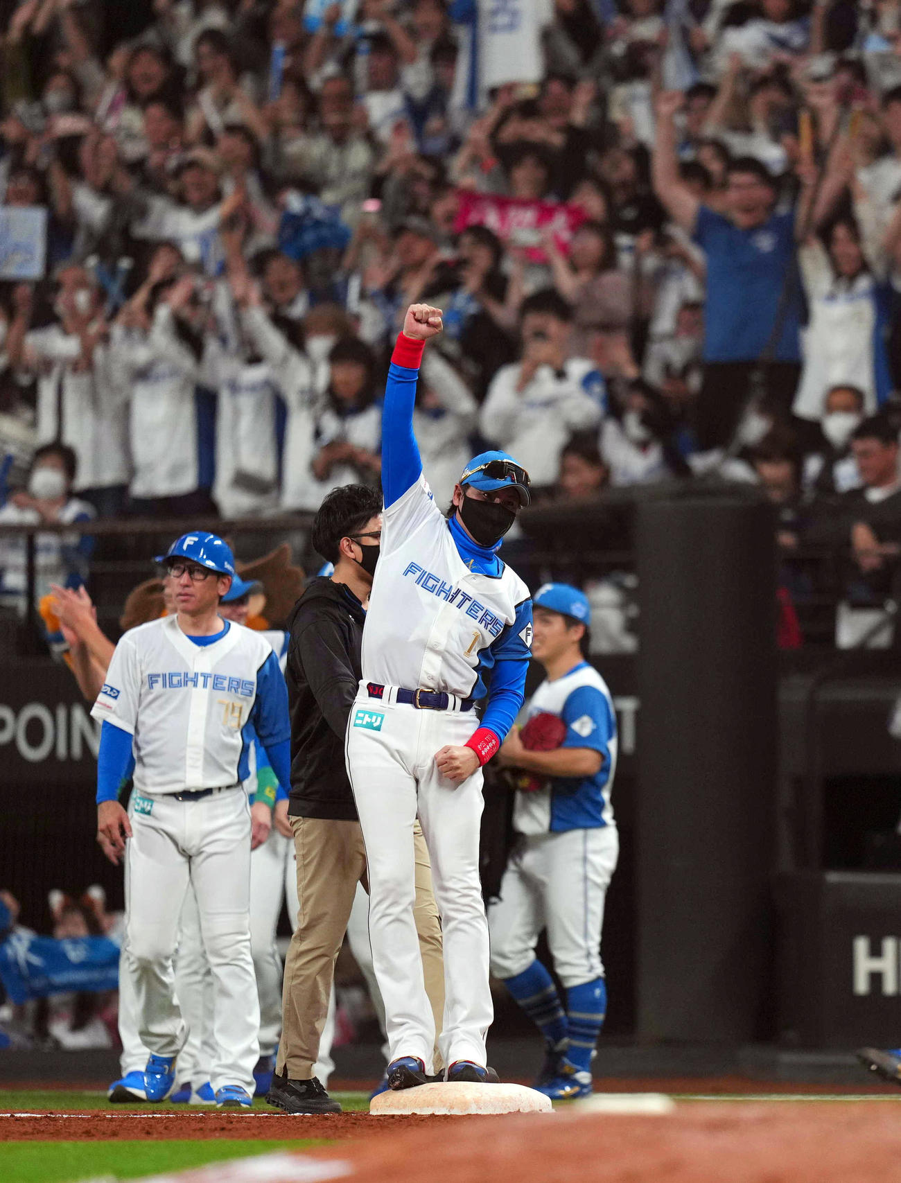 日本ハム対ロッテ　10回裏日本ハム2死一、三塁、浅間のサヨナラ打で勝利し、ベース上でガッツポーズをする新庄監督（撮影・狩俣裕三）