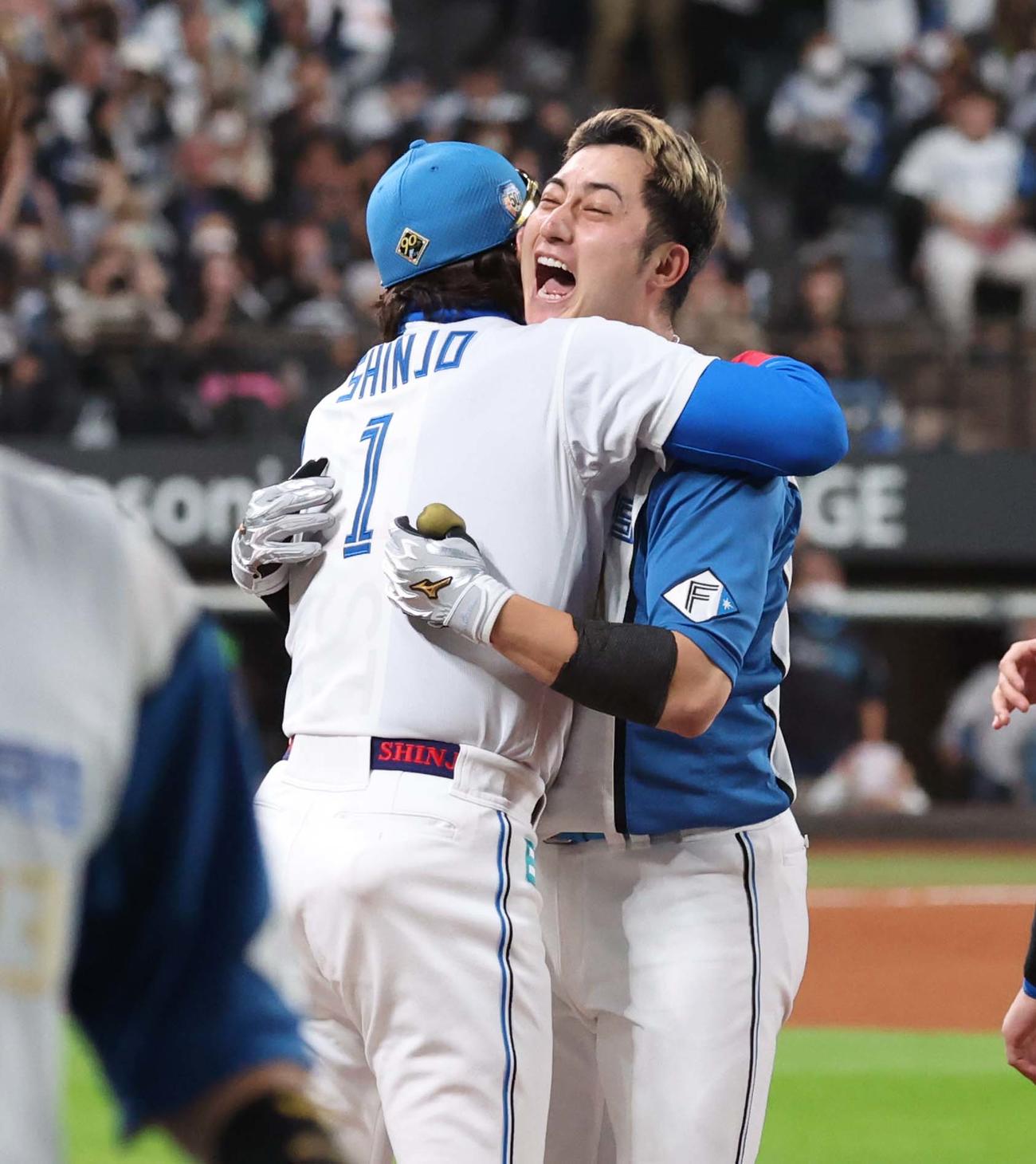 日本ハム対ロッテ　サヨナラ打を放った浅間と抱き合う新庄監督（撮影・黒川智章）