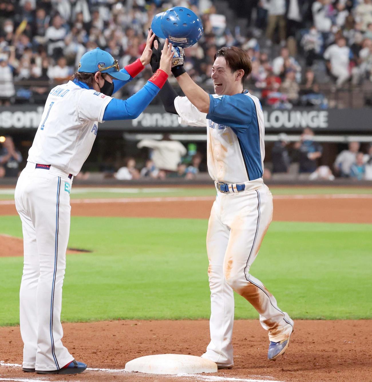 日本ハム対ロッテ　試合後、新庄監督とハイタッチする松本剛（撮影・黒川智章）