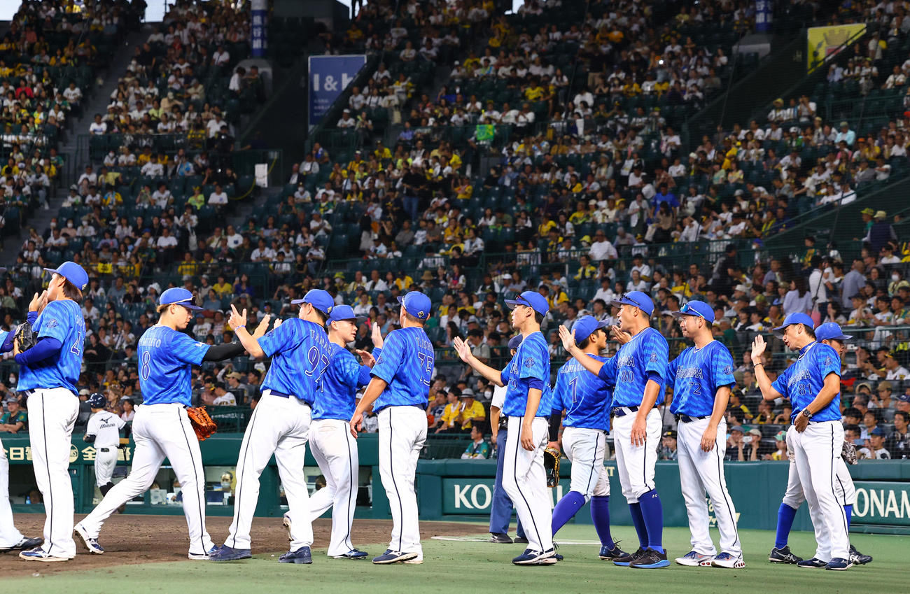 阪神対DeNA　阪神に勝利し、ナインを出迎えるDeNA三浦監督（右端）（撮影・藤尾明華）