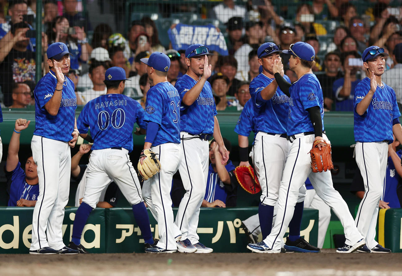 阪神対DeNA　阪神に勝利し、ナインを出迎えるDeNA三浦監督（左端）（撮影・前田充）