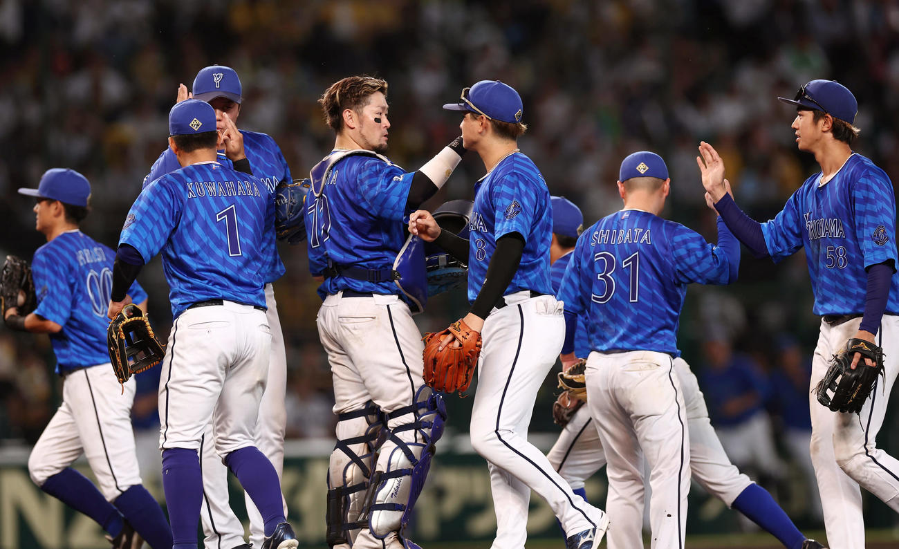 阪神対DeNA　阪神に勝利しタッチを交わすDeNAナイン（撮影・前田充）