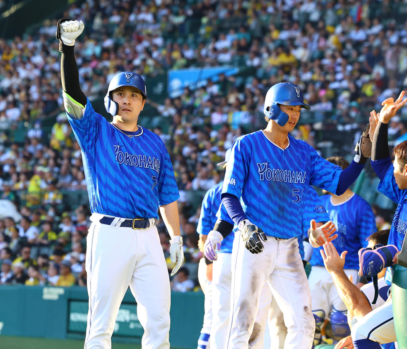 阪神対DeNA 7回表DeNA無死一、二塁、佐野は右越えに3点本塁打を放ちポーズをとる（撮影・藤尾明華）