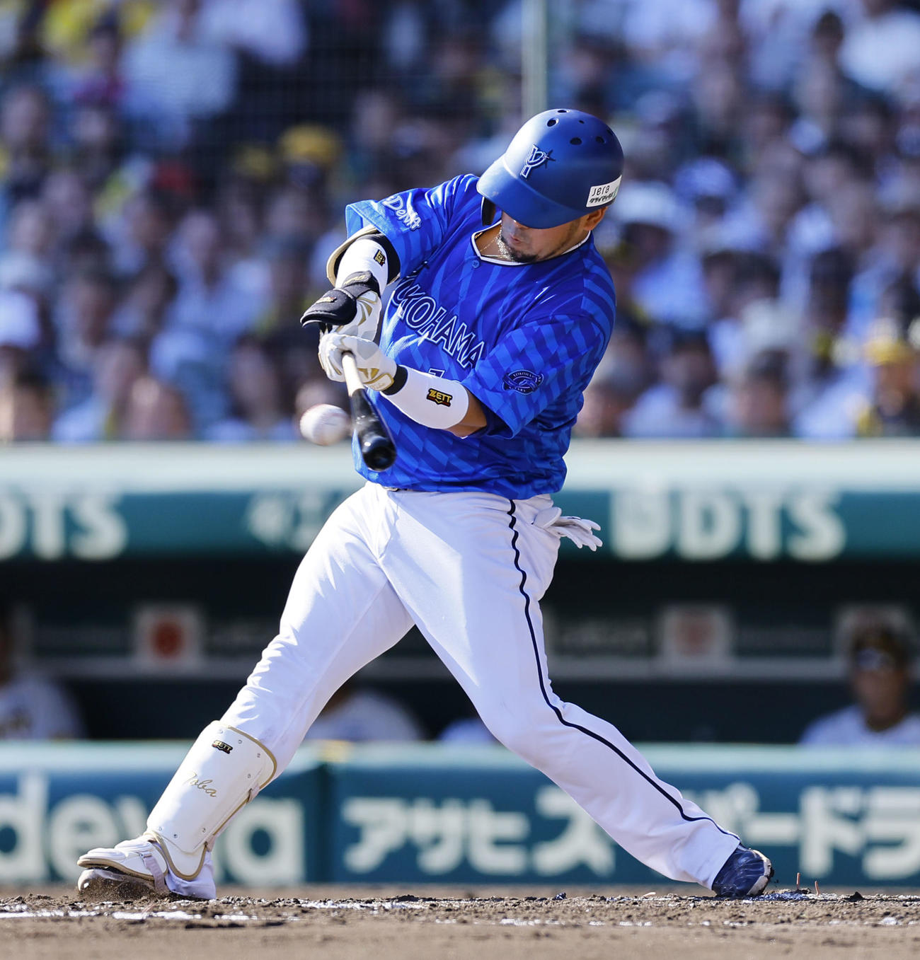 阪神対DeNA 2回表DeNA無死満塁、戸柱は中越えに走者一掃の二塁打を放つ（撮影・藤尾明華）