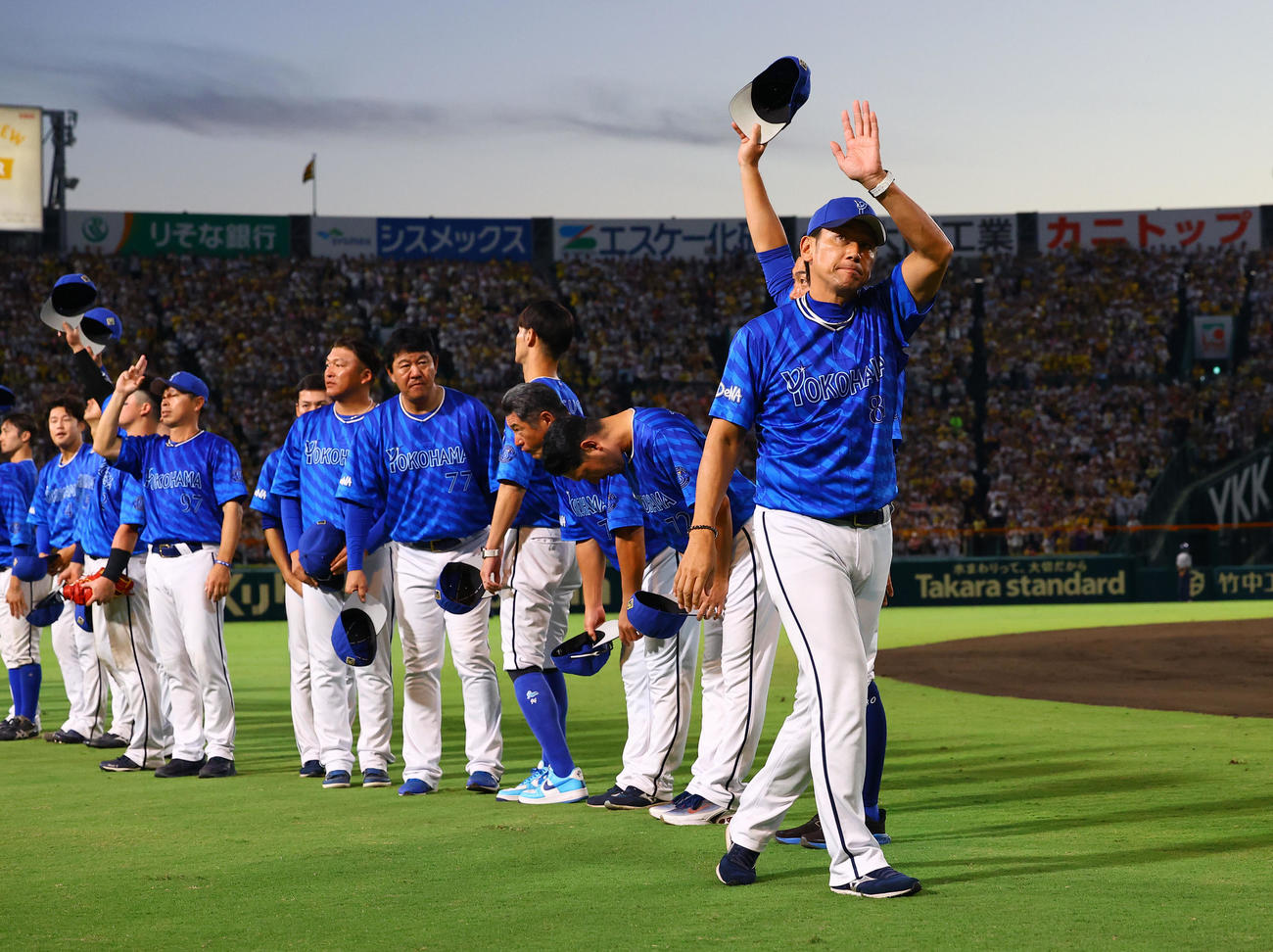 阪神対DeNA　阪神に勝利し、ファンにあいさつする三浦監督（右端）らDeNAの選手たち（撮影・藤尾明華）