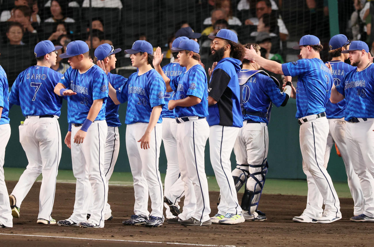 阪神対DeNA　阪神に勝利しナインを迎えるジャクソンら（撮影・加藤哉）