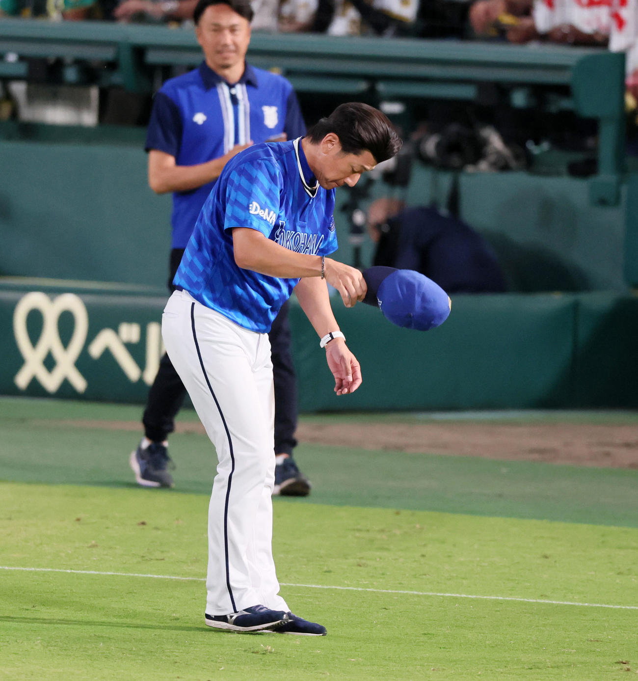 阪神対DeNA　阪神に勝利しスタンドのファンにあいさつする三浦監督（撮影・加藤哉）