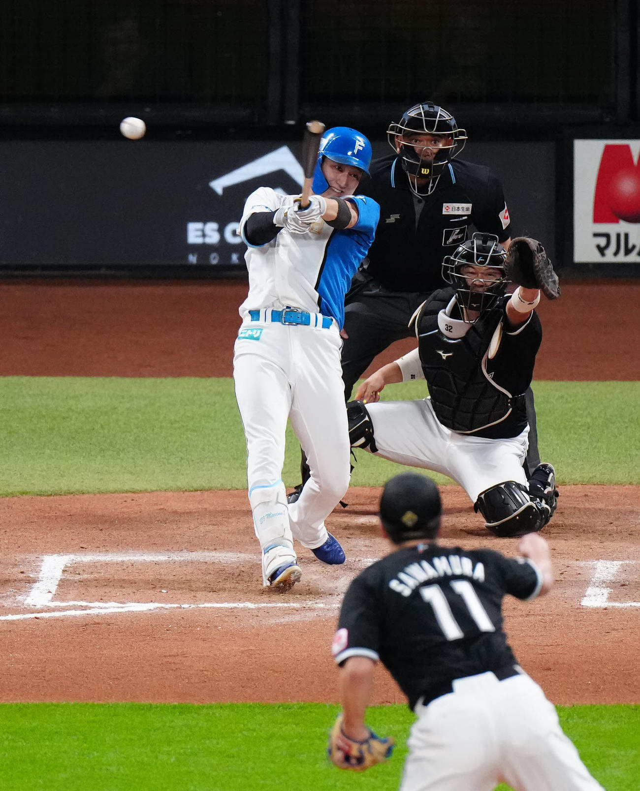 日本ハム対ロッテ　10回裏日本ハム2死一、三塁、サヨナラ適時打を放つ浅間。投手沢村（撮影・江口和貴）