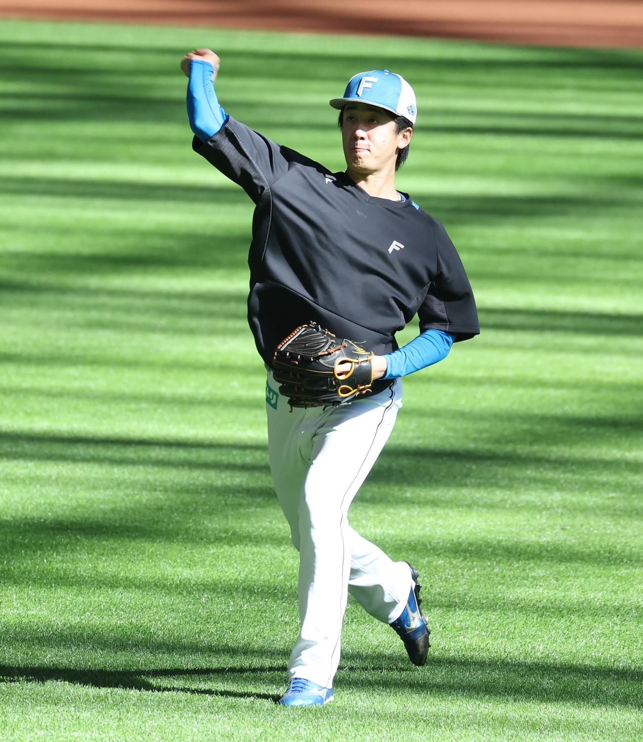 日本ハム対ロッテ　キャッチボールする北山（撮影・黒川智章）