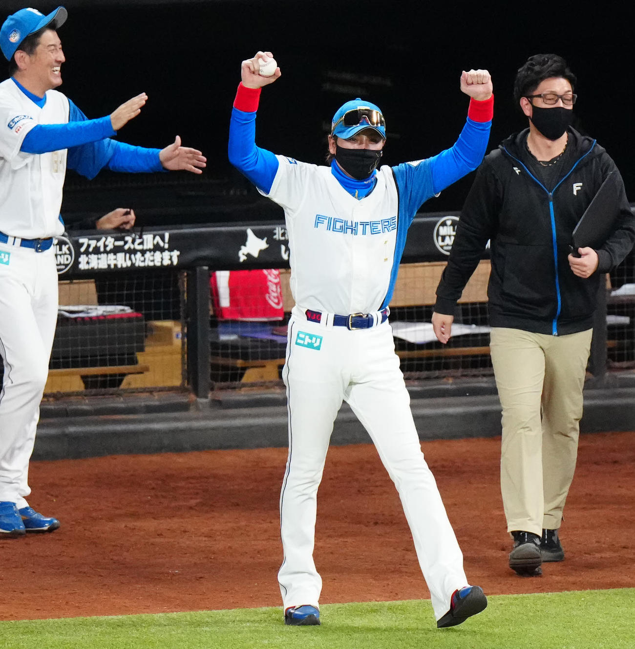 日本ハム対ロッテ　10回裏日本ハム2死一、三塁、浅間がサヨナラ適時打を放ち歓喜する新庄監督（撮影・江口和貴）