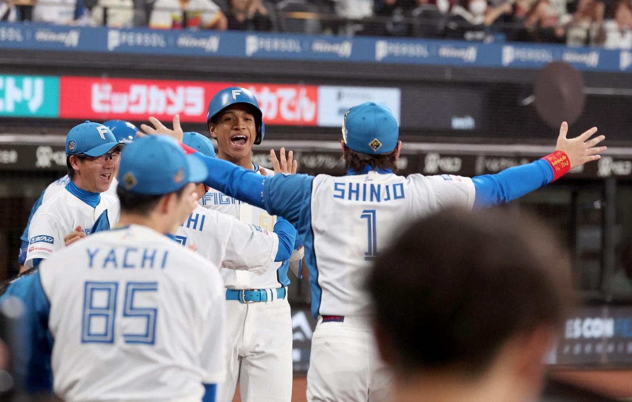 日本ハム対ロッテ　9回裏、本塁打を放った万波は新庄監督に出迎えられる（撮影・黒川智章）