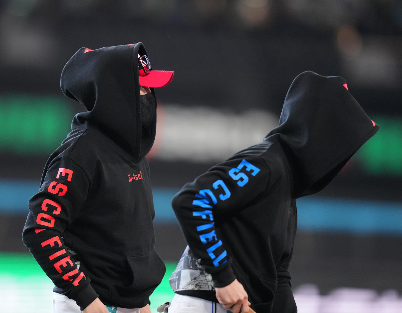 日本ハム対ロッテ　試合前の練習で森本コーチ（右）のパーカーのフードをかぶせる新庄監督（撮影・狩俣裕三）
