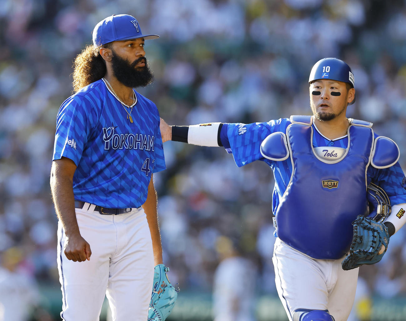 阪神対DeNA 5回を終え、戸柱（右）とベンチに戻るDeNAジャクソン（撮影・藤尾明華）