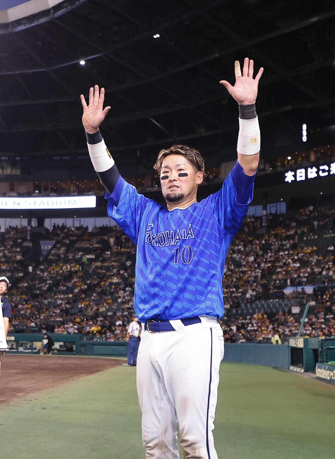 阪神対DeNA　ヒーローインタビューを終え、ファンに手を振るDeNA戸柱（撮影・藤尾明華）