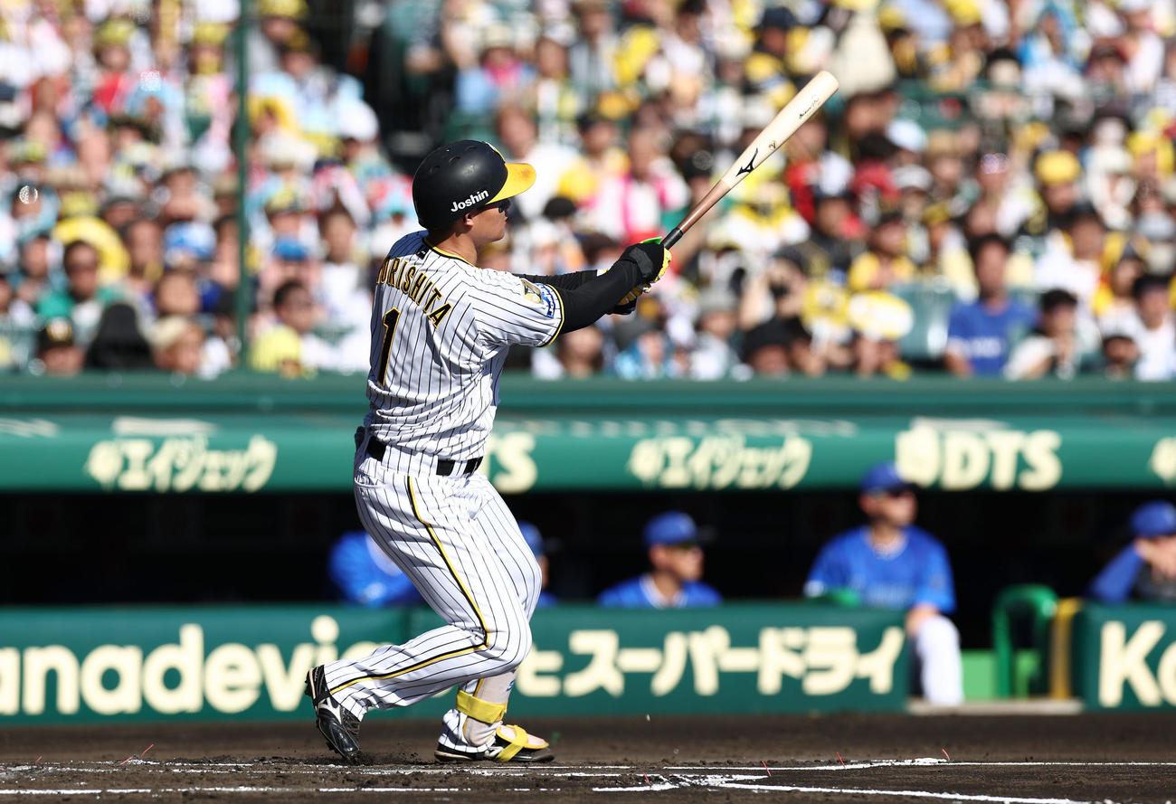 阪神対DeNA　1回裏阪神2死、先制の左越え本塁打を放つ森下（撮影・前田充）