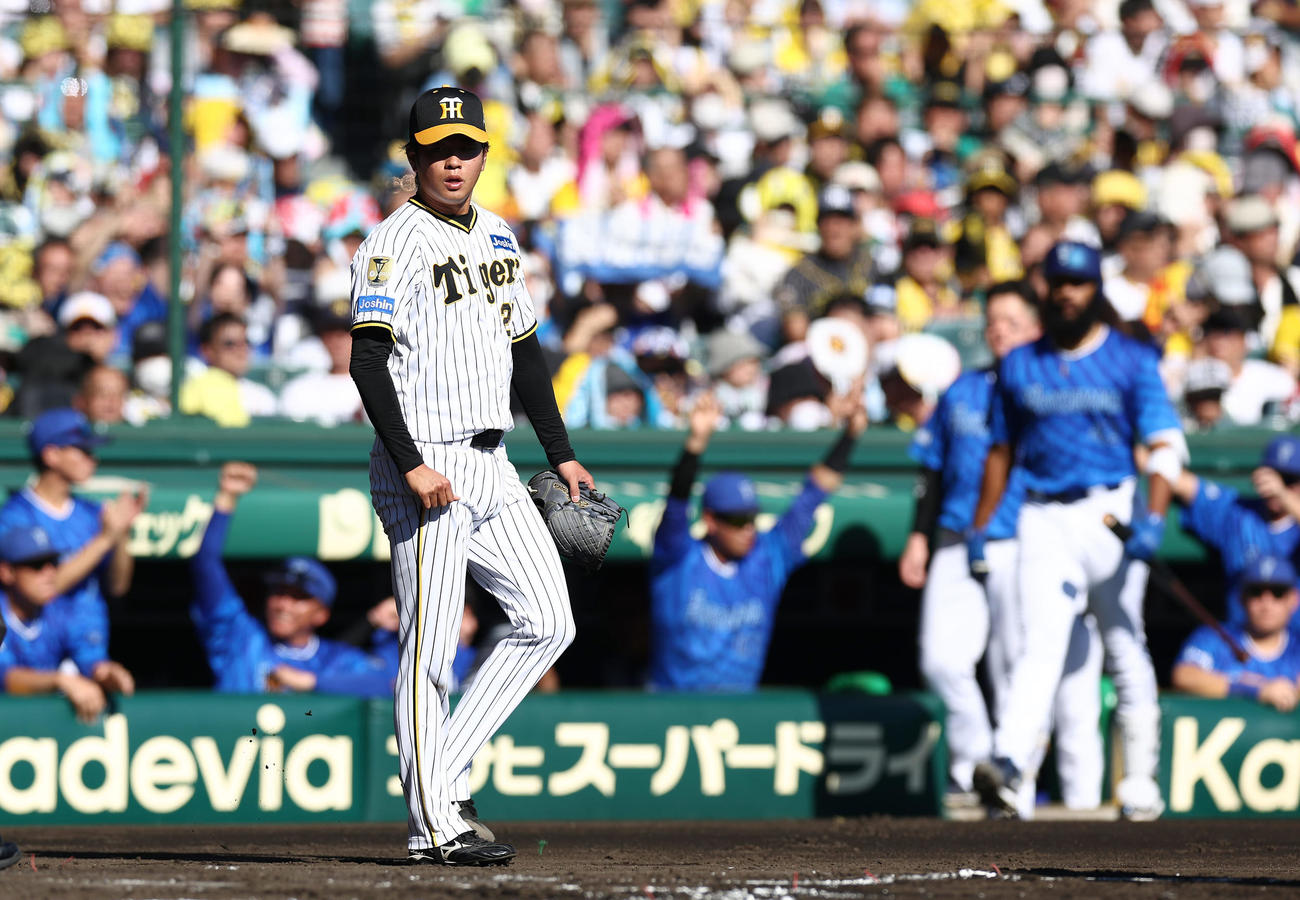 阪神対DeNA　2回表DeNA無死満塁、戸柱に3点適時二塁打を浴びた高橋（撮影・前田充）