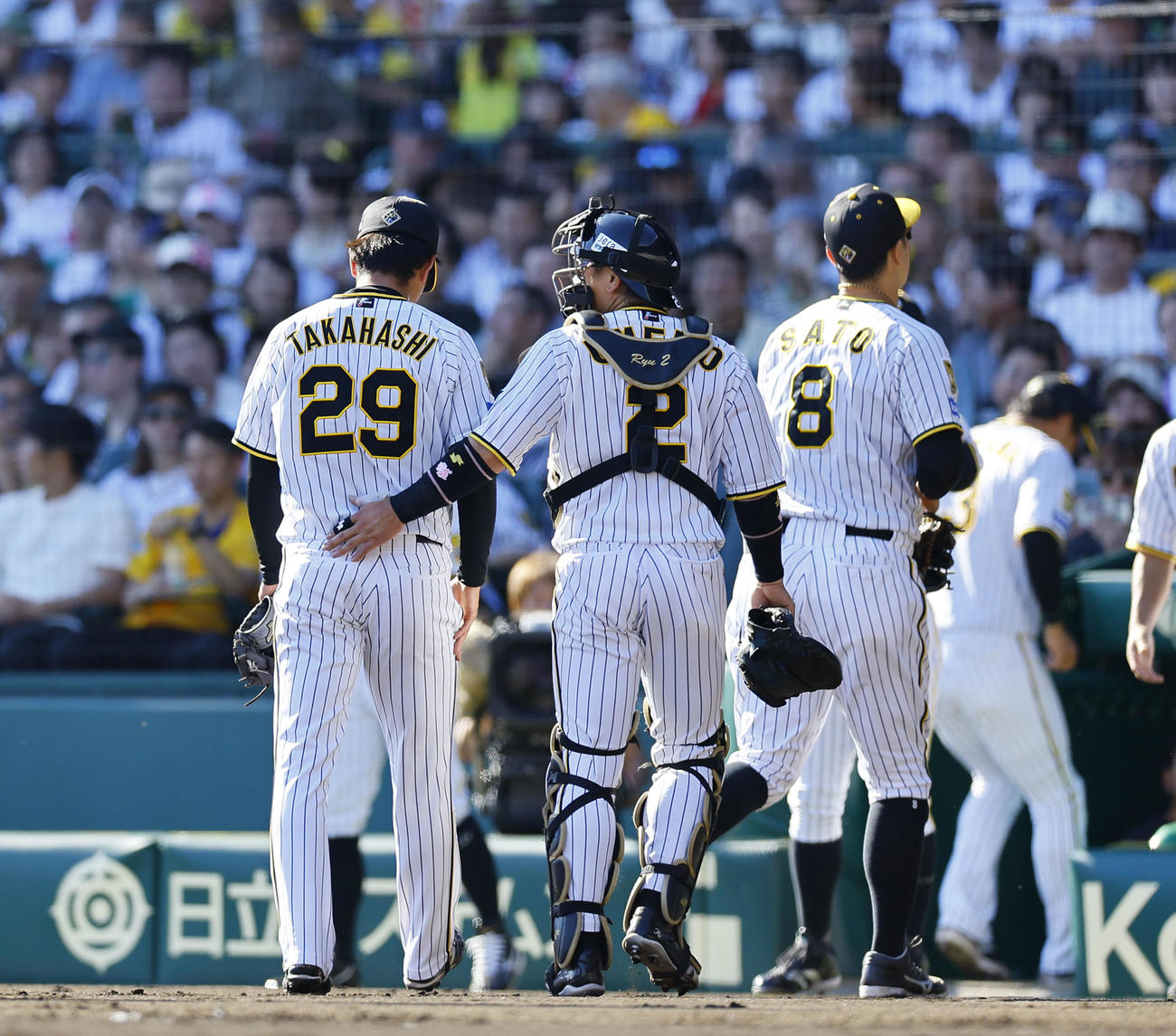 阪神対DeNA　2回に4失点し、ベンチに戻る阪神高橋（左）と捕手梅野（撮影・藤尾明華）