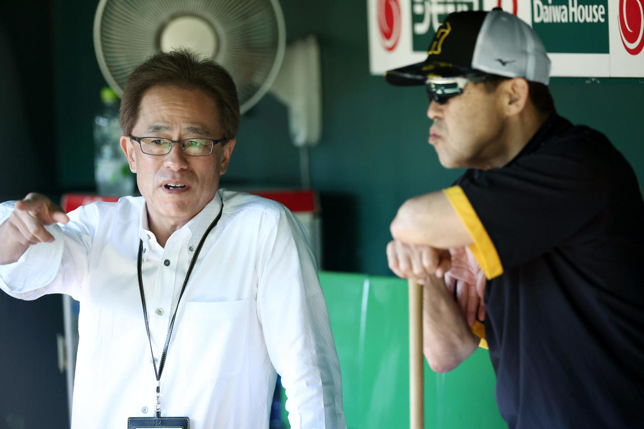 阪神対DeNA　試合前練習を見守る阪神岡田監督（右）と言葉を交わす粟井球団社長（撮影・前田充）