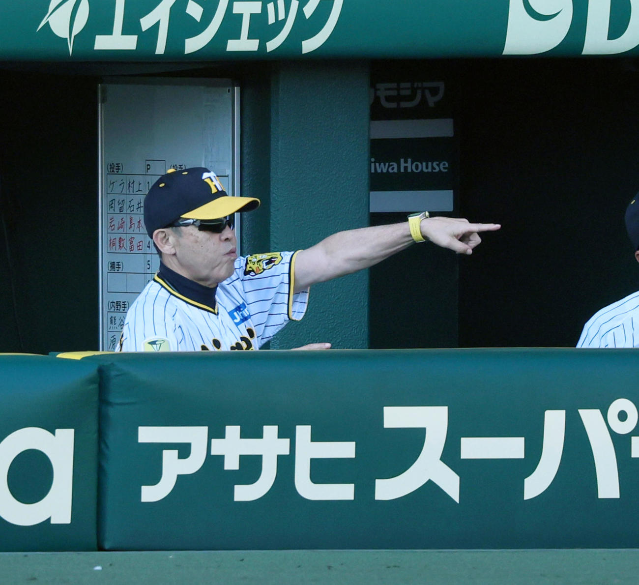 阪神対DeNA 5回裏阪神無死、岡田監督は高橋の代打島田を告げる（撮影・加藤哉）