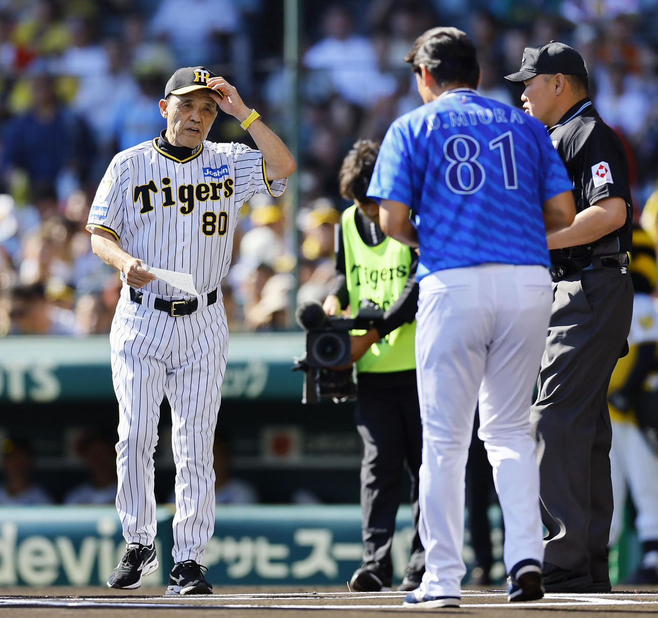 阪神対DeNA　メンバー表交換する阪神岡田監督（撮影・藤尾明華）