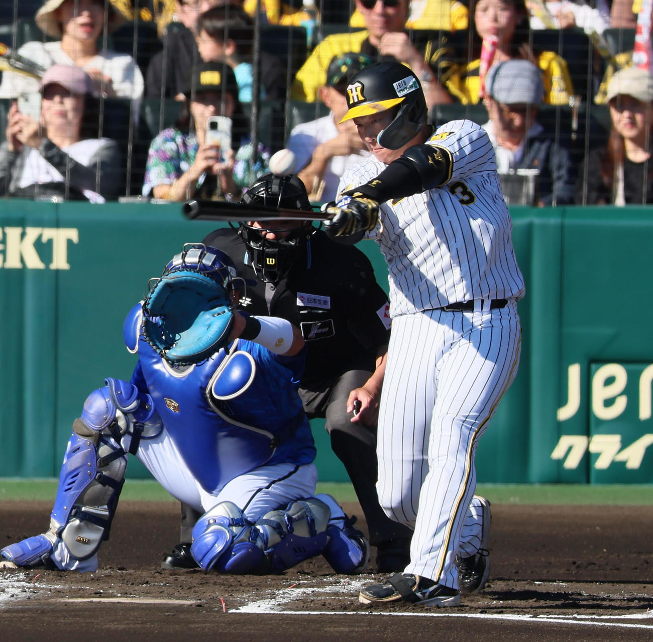 阪神対DeNA 1回裏阪神2死、大山は左前打を放つ（撮影・加藤哉）