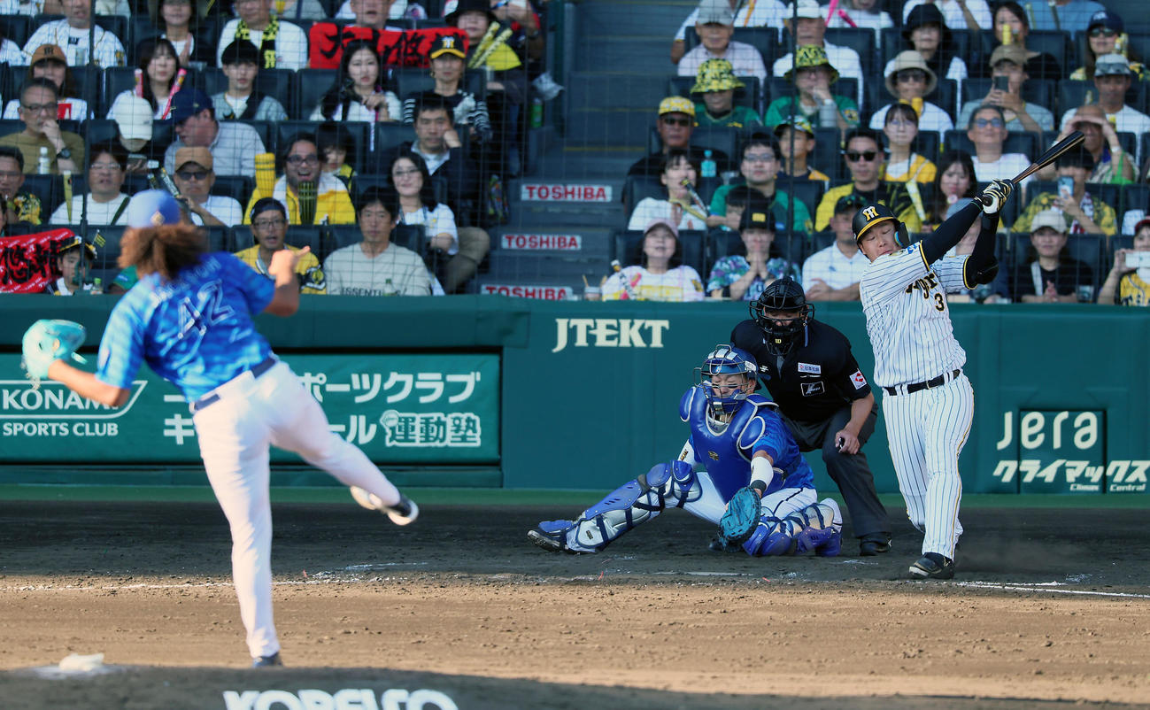 阪神対DeNA 5回裏阪神2死一、二塁、三振に倒れる大山。投手ジャクソン（撮影・加藤哉）