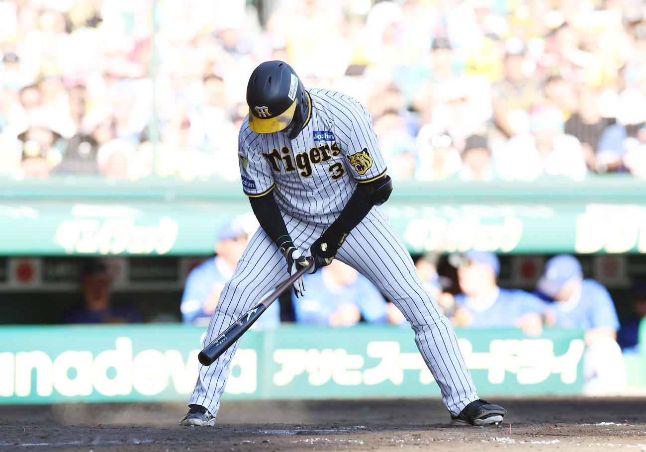 阪神対DeNA 5回裏阪神2死一、二塁、空振り三振に倒れる大山（撮影・前田充）
