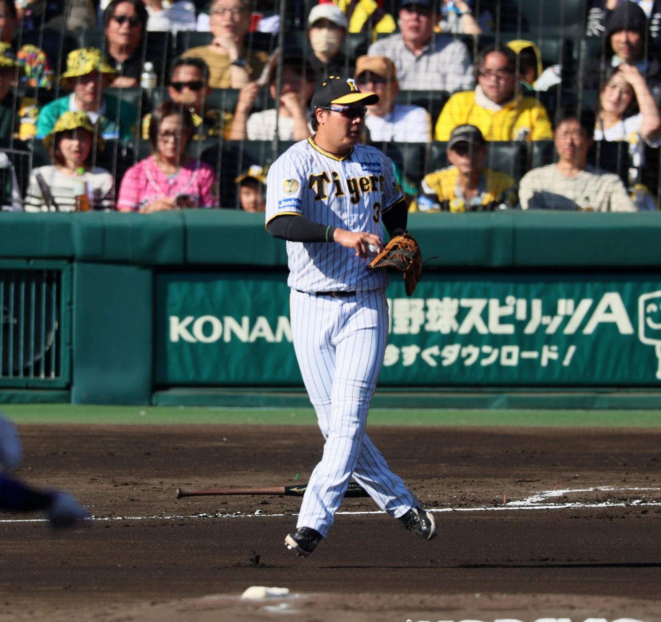 阪神対DeNA 2回表DeNA無死一、三塁、大山は森敬の打球を捕球したがどこにも投げられず（撮影・加藤哉）