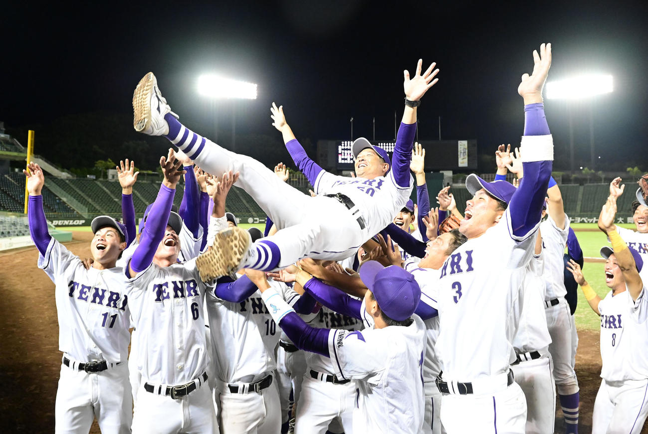 天理大対大産大　8連覇を達成しナインから胴上げされる天理大・三幣監督（撮影・和賀正仁）