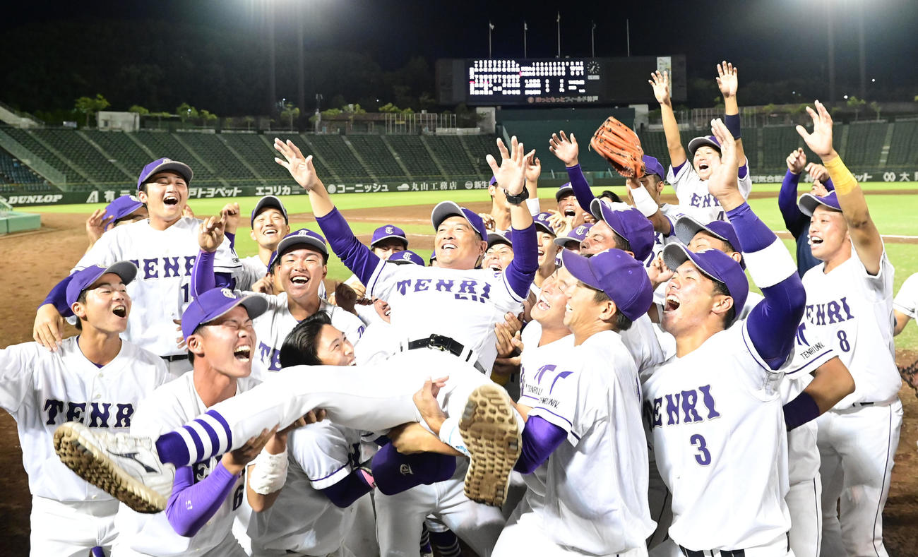 天理大対大産大　8連覇を達成しナインから胴上げされる天理大・三幣監督（撮影・和賀正仁）