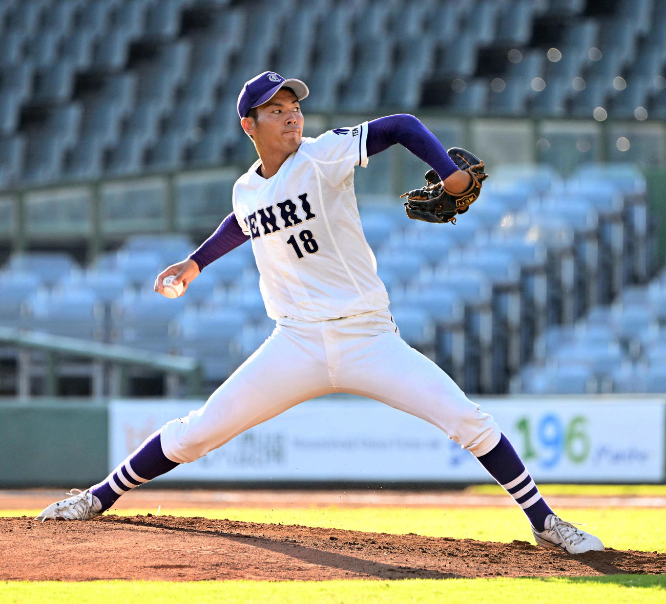天理大対大産大　先発する天理大・長野（撮影・和賀正仁）