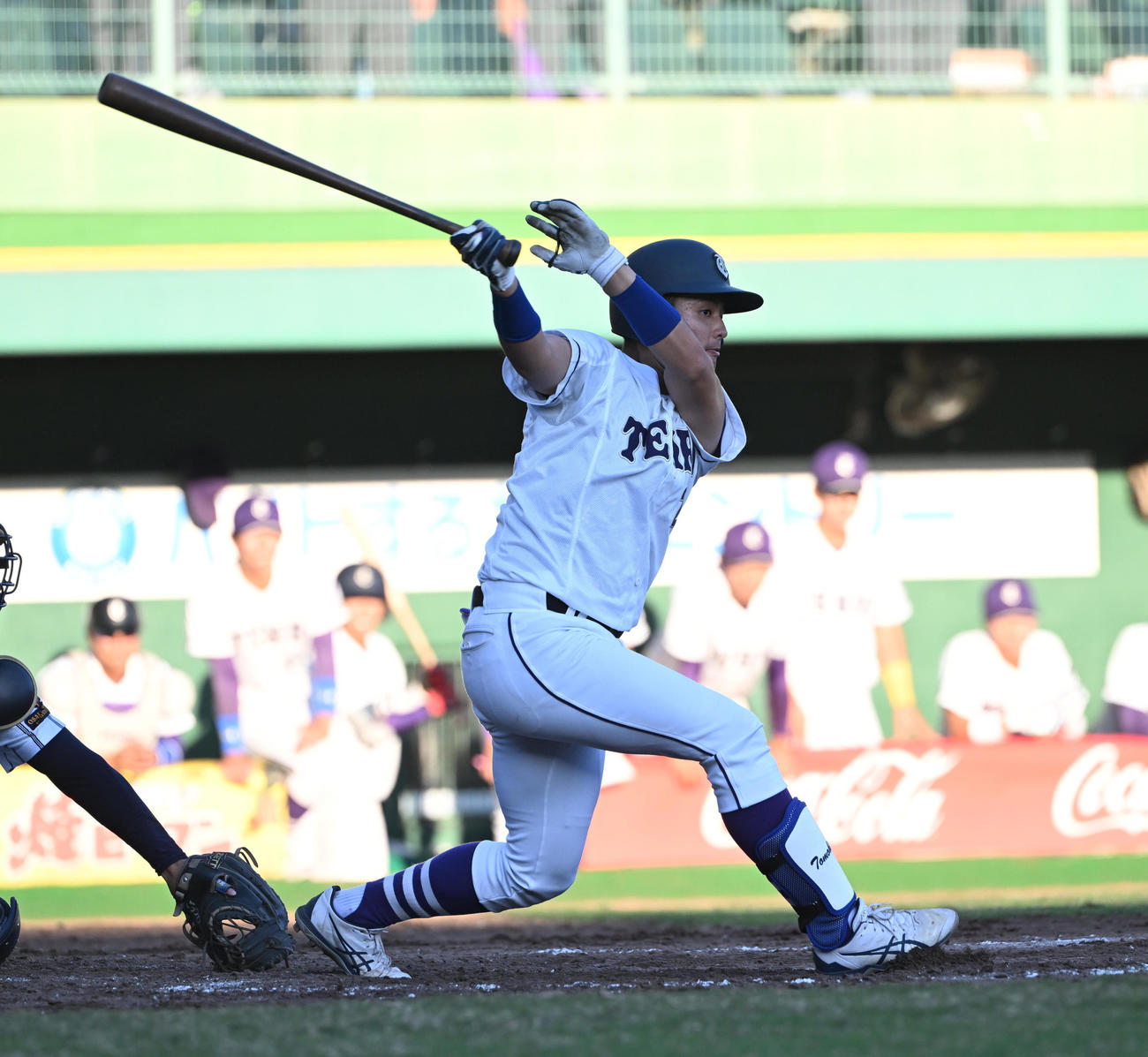 天理大対大産大　3回表天理大1死二塁、右前適時打を放つ石飛（撮影・和賀正仁）