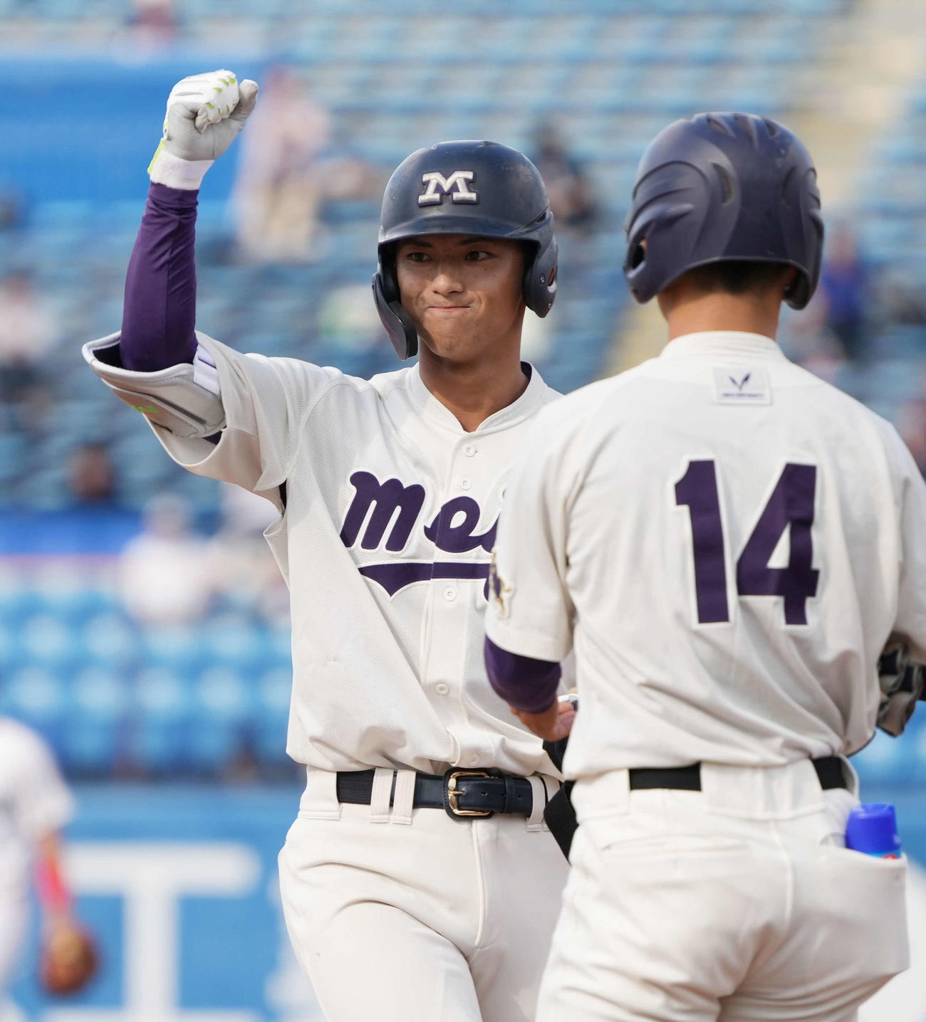 立大対明大　1回裏明大2死、宗山は中前打を放ちベンチに向かってガッツポーズ（撮影・小沢裕）
