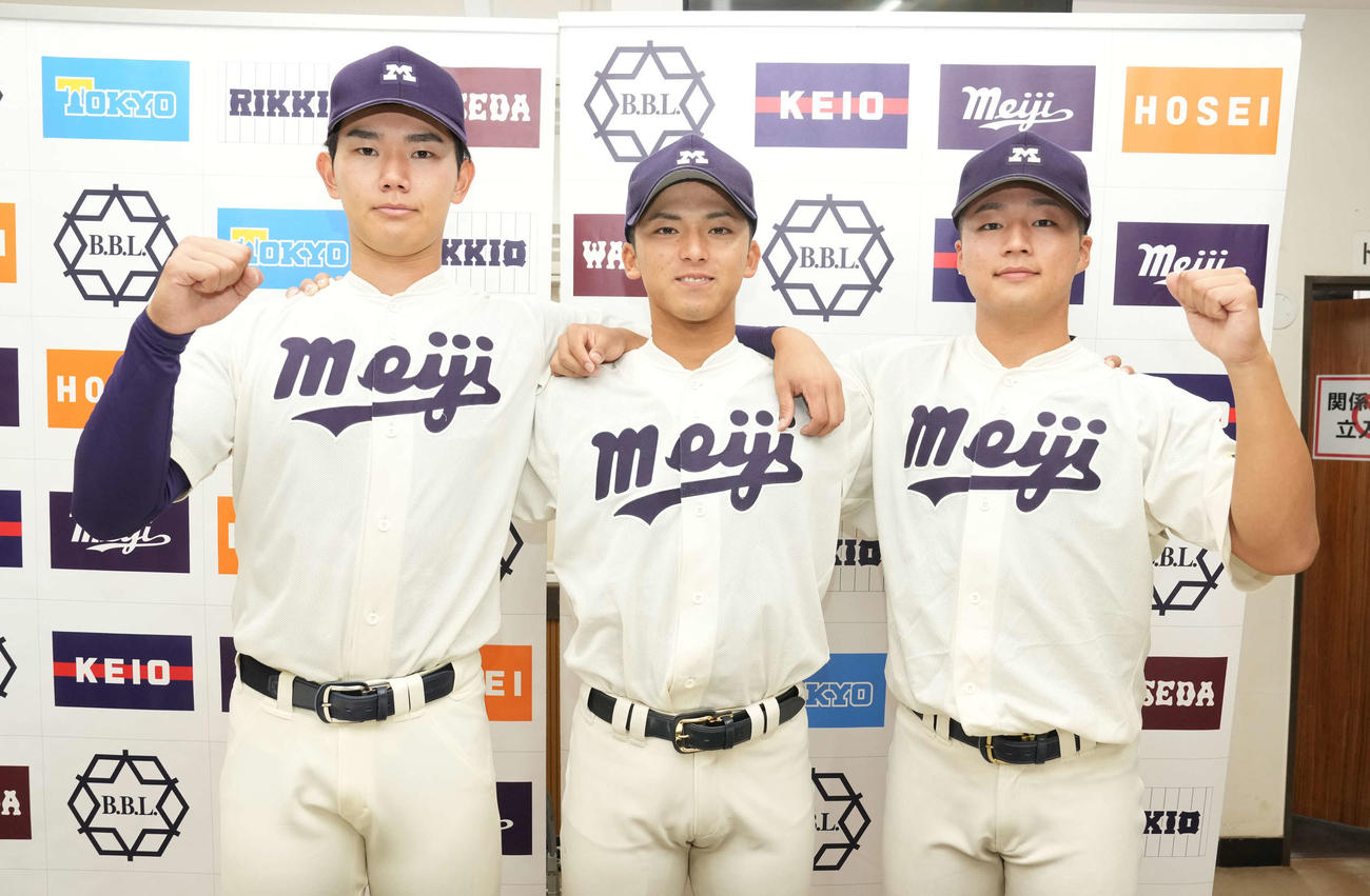 立大対明大　ガッツポーズする、左から明大3番手で登板した浅利、4安打で勝利に貢献した宗山、先発の藤江（撮影・小沢裕）