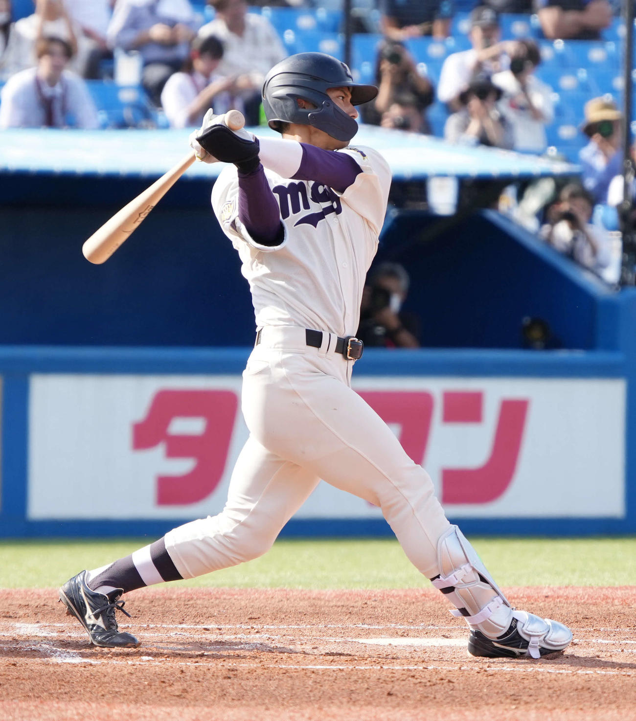 立大対明大　1回裏明大2死、宗山は中前打を放つ（撮影・小沢裕）