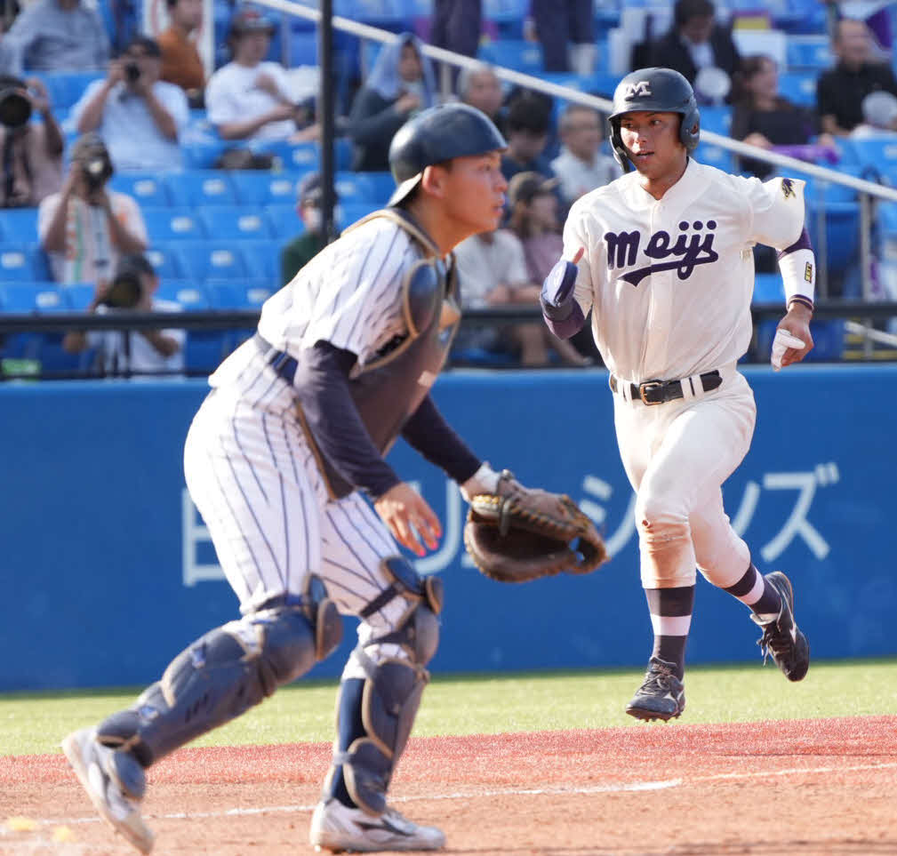 立大対明大　5回裏明大1死二塁、二塁走者の宗山（右）は小島河の右前適時打で生還する（撮影・小沢裕）