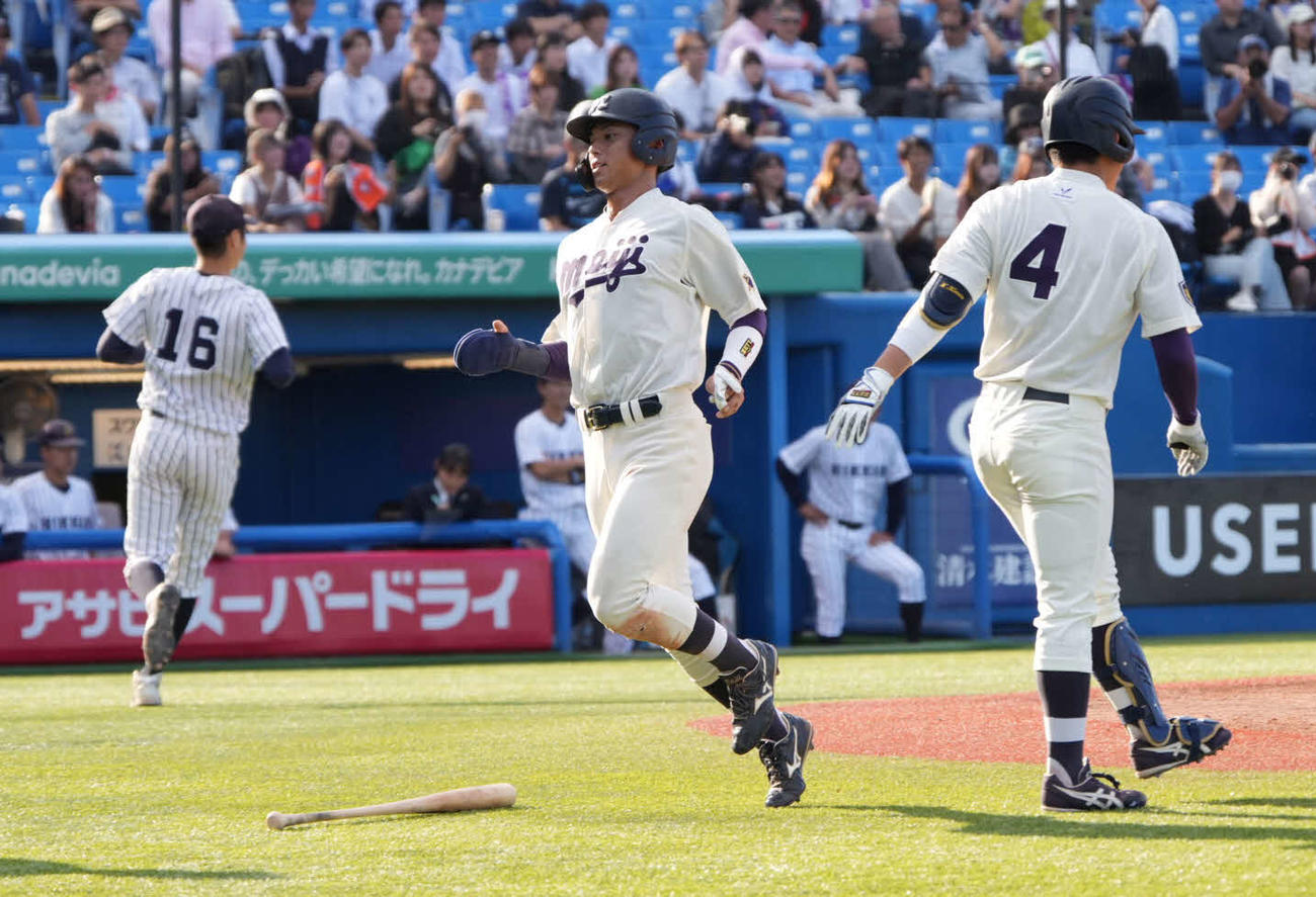 立大対明大　5回裏明大1死二塁、二塁走者の宗山（中央）は小島河の右前適時打で生還する（撮影・小沢裕）