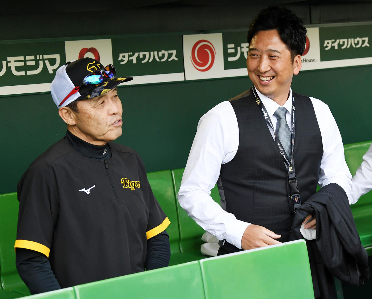ベンチで談笑する阪神藤川球児球団本部付SA（右）と岡田彰布監督（2023年撮影）