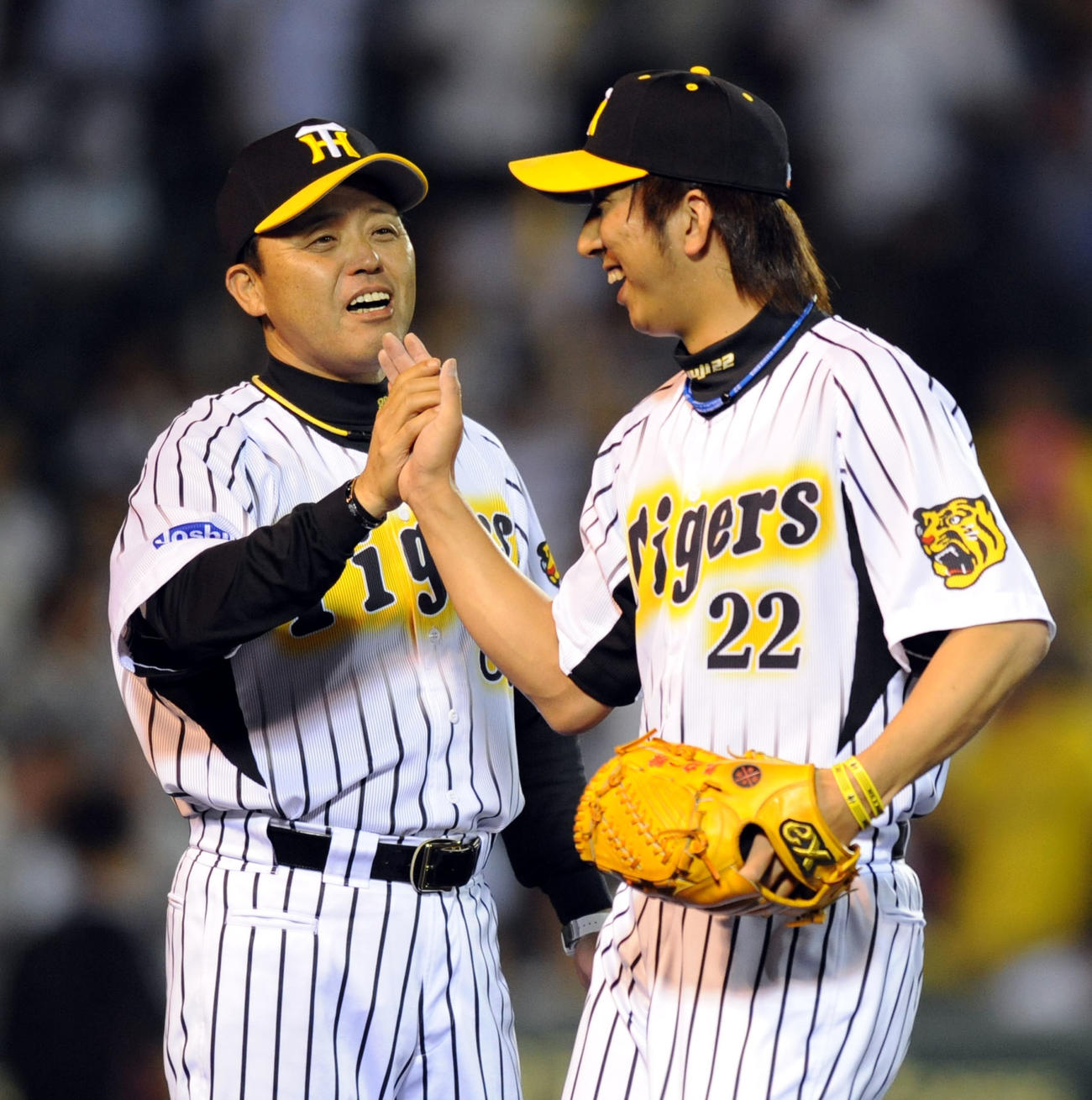 試合を締めた藤川球児と笑顔で出迎える岡田監督（2008年撮影）