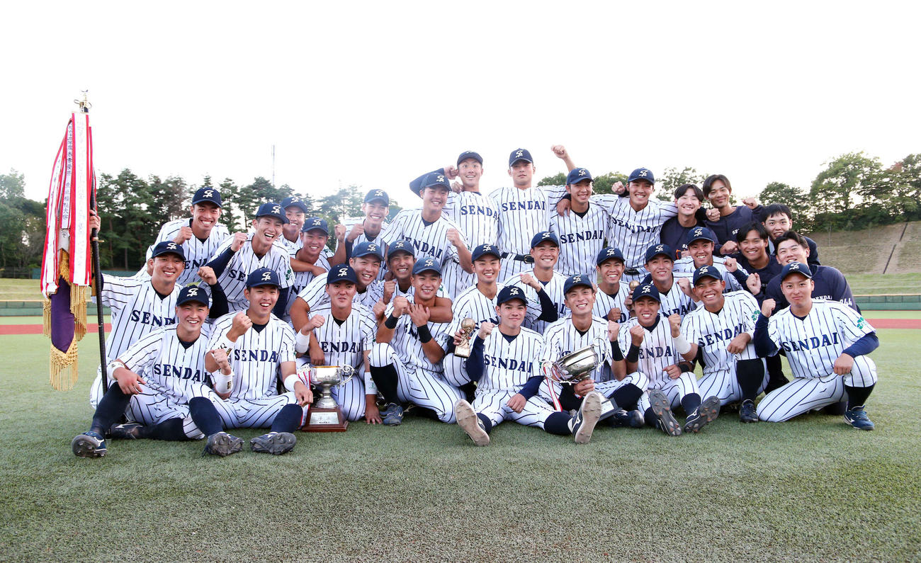 東北福祉大対仙台大　2季連続優勝を喜ぶ仙台大ナイン（撮影・木村有優）