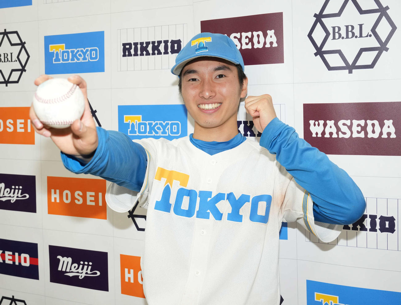 完投でリーグ戦初勝利を挙げた東大・渡辺はウイニングボールを手に笑顔（撮影・小沢裕）