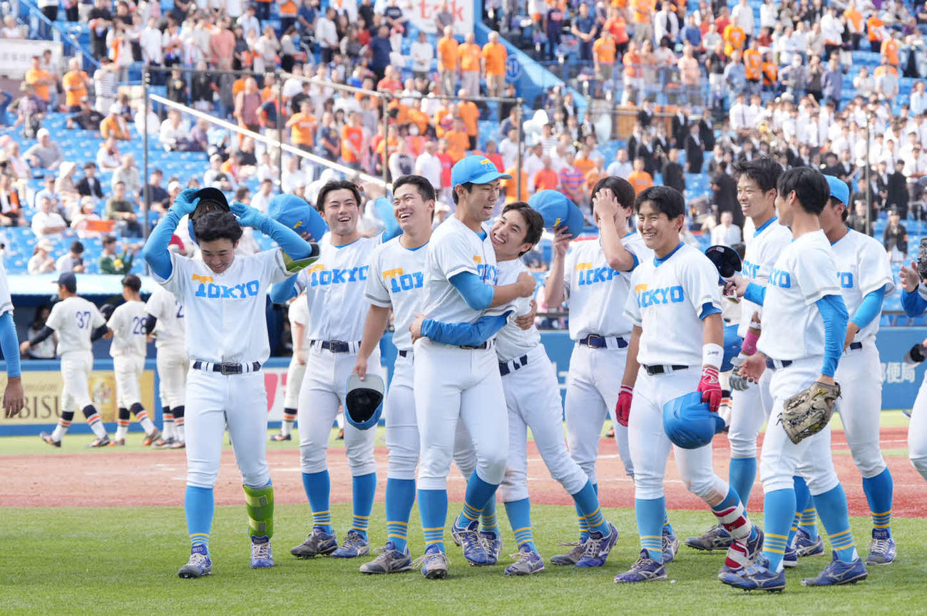 法大対東大　サヨナラ勝ちでリーグ戦初勝利を挙げた東大先発の渡辺（中央）はナインの祝福を受ける（撮影・小沢裕）