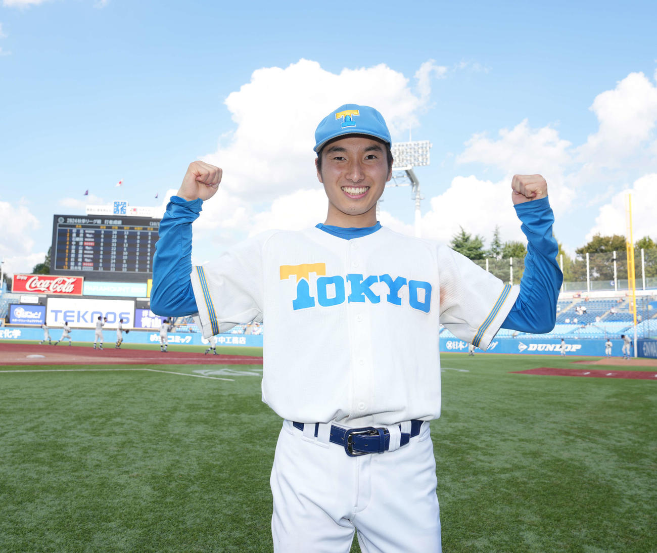 法大対東大　完投でリーグ戦初勝利を挙げガッツポーズする東大先発の渡辺（撮影・小沢裕）